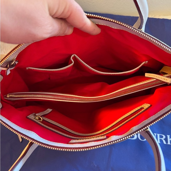 Dooney & Bourke Cream leather Shoulder Bag with Red interior - Picture 9 of 16
